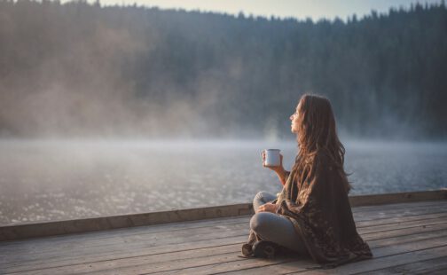 Frau am See Meditation