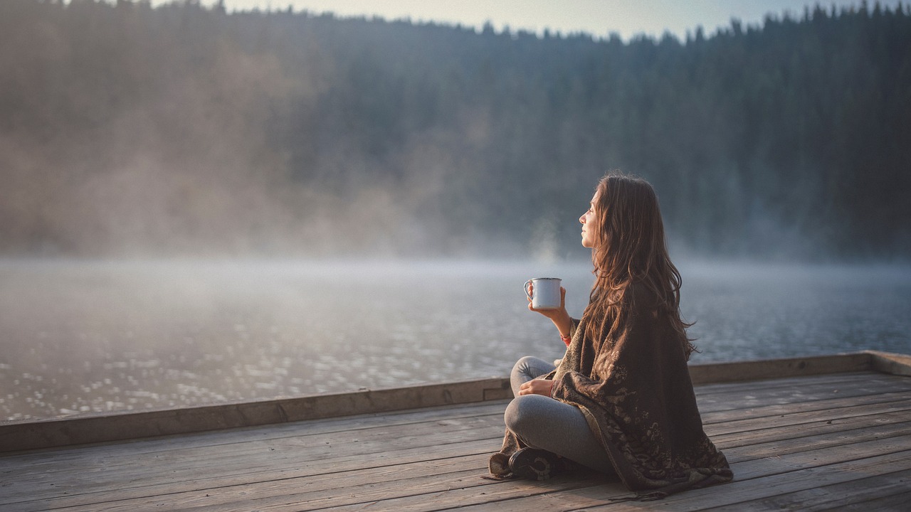 Frau am See Meditation