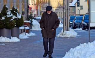 Älterer Mann Spaziergang Winter