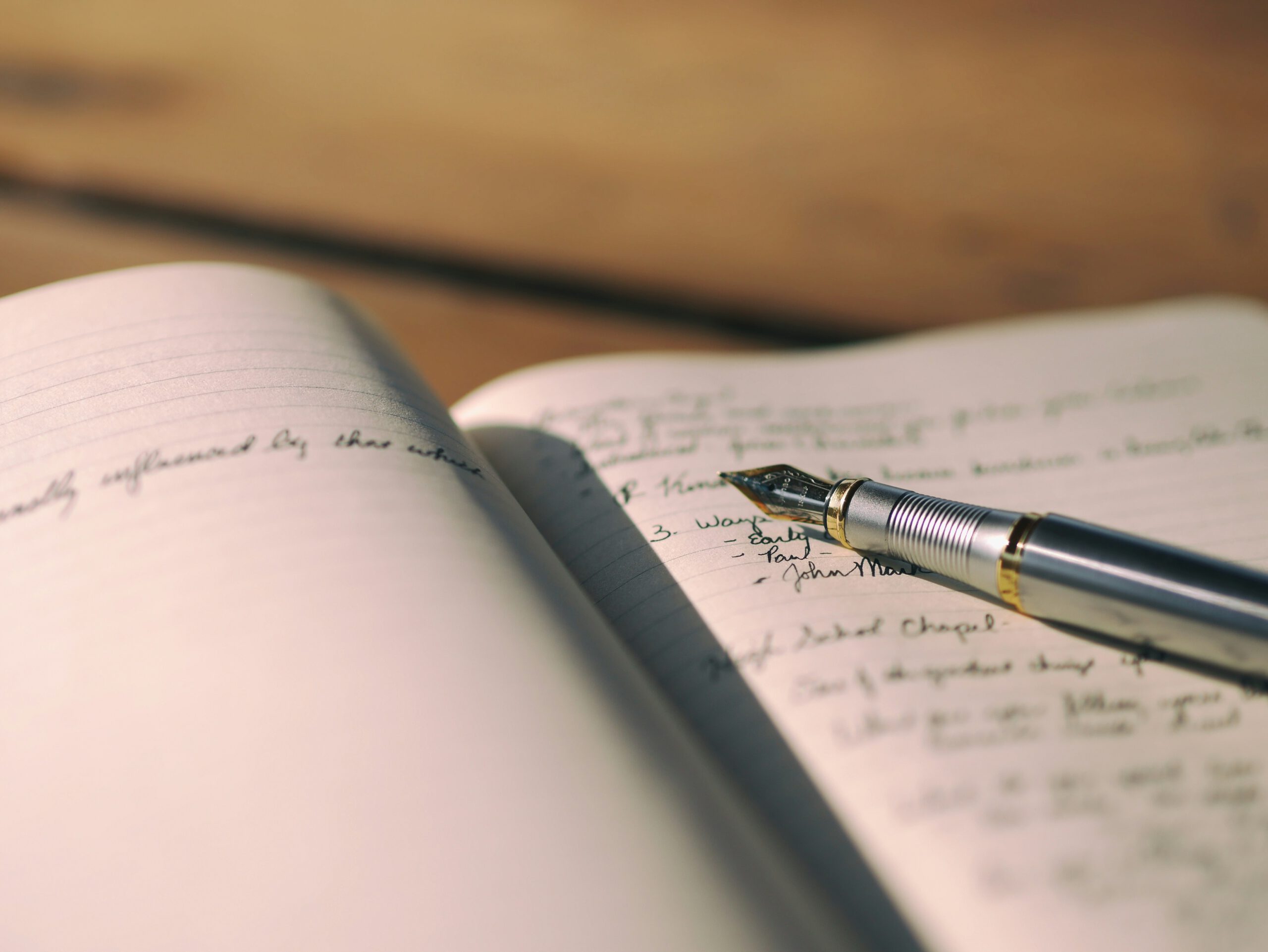 Notizbuch aufgeklappt Stift