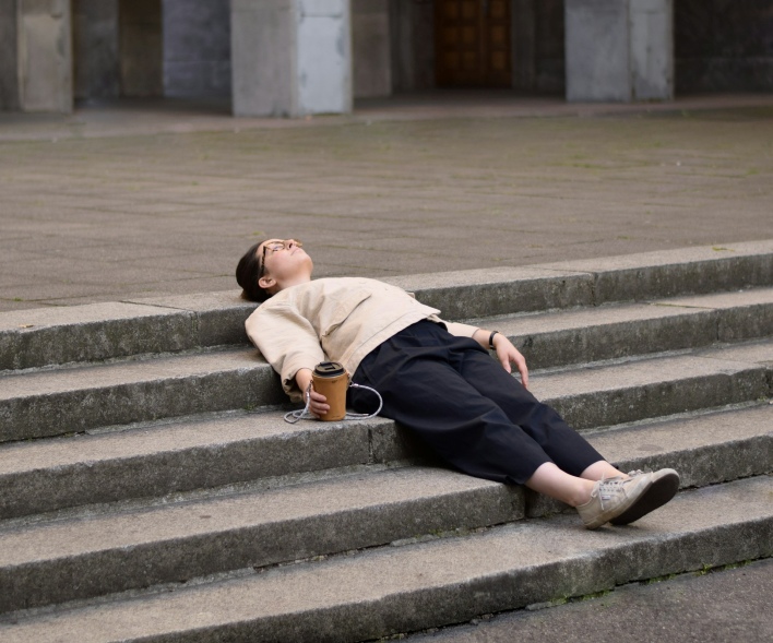 Mann liegt auf Treppe Pause