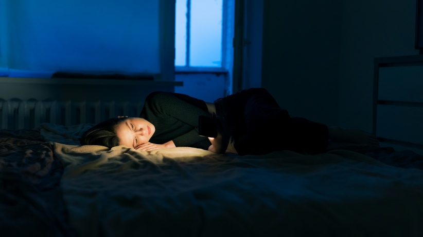 Frau grübelnd nachts im Bett